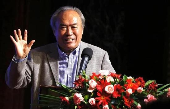 当时凯恩合同只剩一年，热刺老板乔-刘易斯不断施压俱乐部主席列维将球员出售，以避免人财两空，曼联渴望签下凯恩，但列维明确告知曼联不会把他们的当家球星卖给同联赛的对手。
